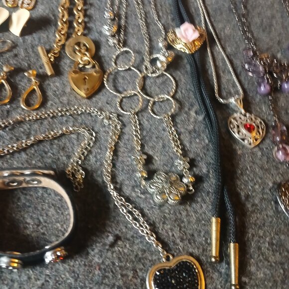 15 piece of Heart themed  jewelry lot - Picture 7 of 9